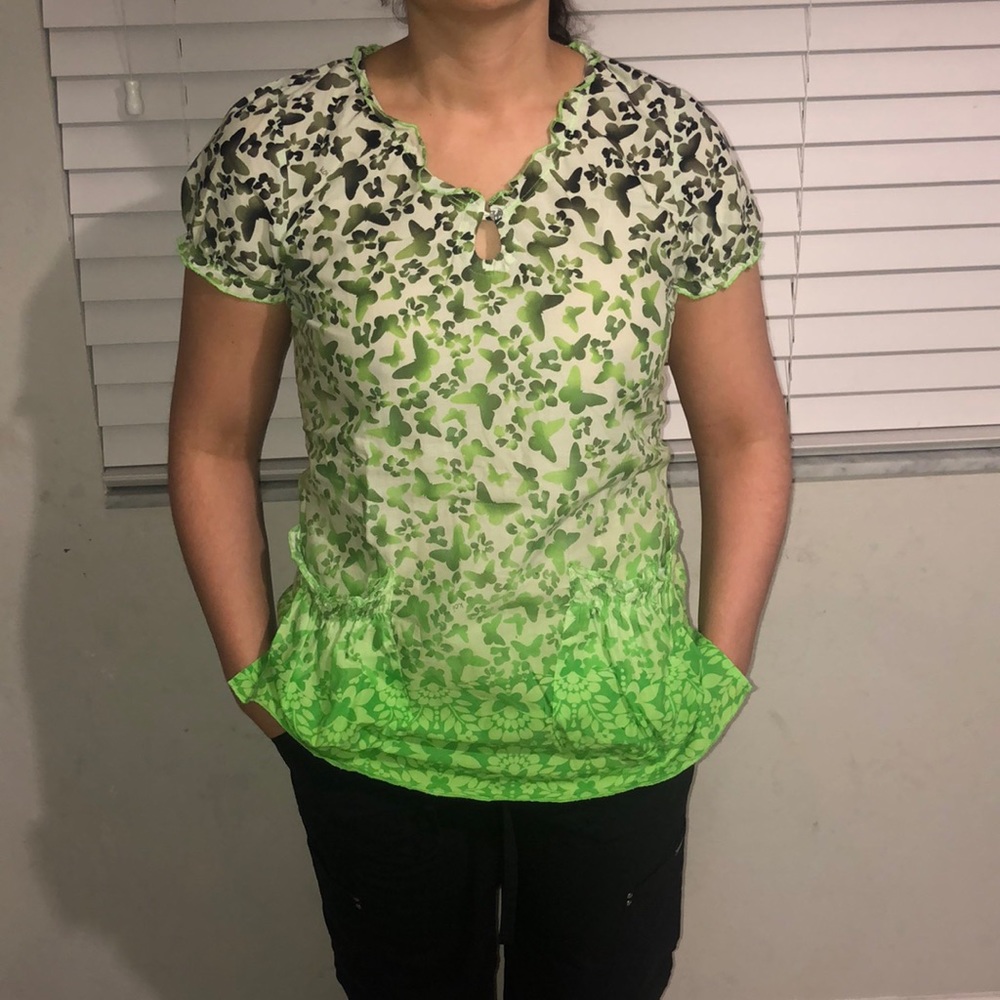 XS Koi grn/blck btrfly scrub top